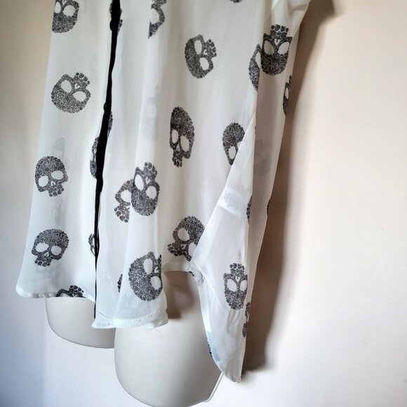 ARDENE Black & White Women's Skull Button Up Sleeveless Blouse Size Medium - Picture 4 of 5